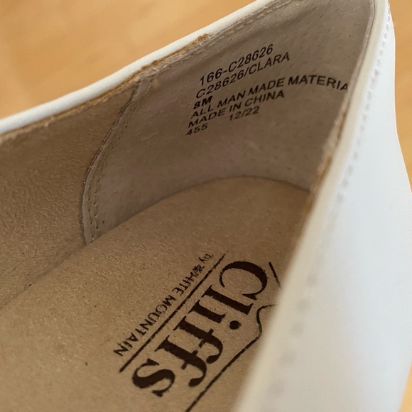 Cliffs by White Mountain Women's White Flats Memory Foam Insole - Picture 9 of 9